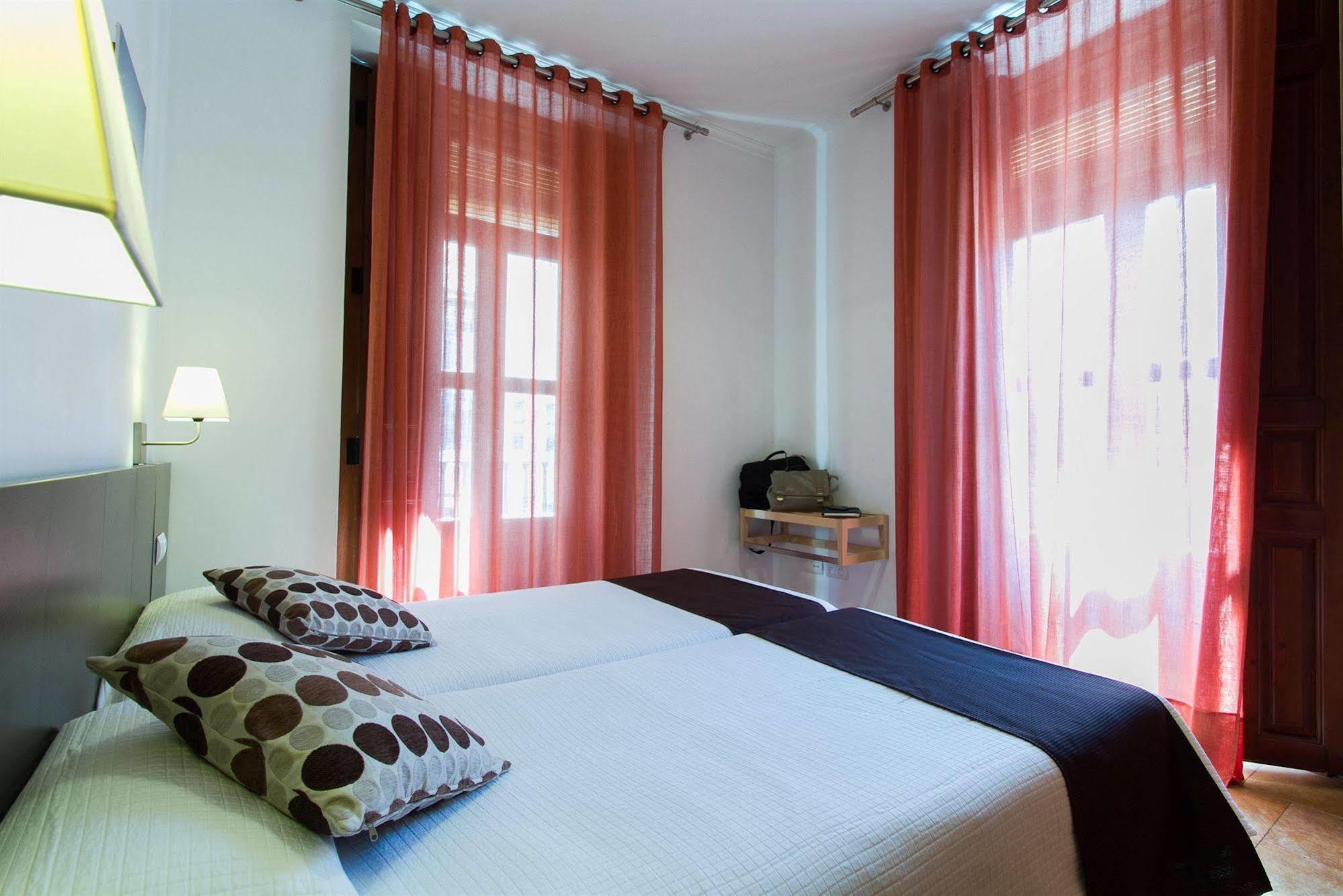 Living Valencia Apartments - Merced Eksteriør billede